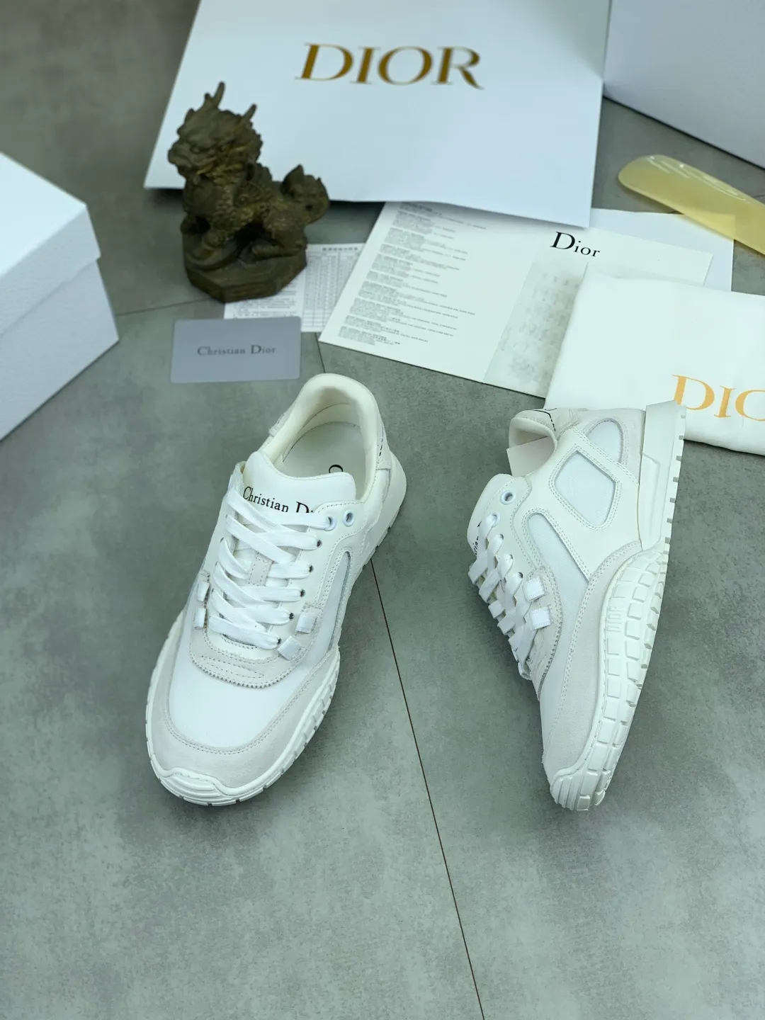 Men's men's shoes P560 new Dior Tech sneakers 2026 early spring series new products, with fashionable details, highlighting retro aesthetics. The light beige anti-suede cow leather upper is spliced ​​with apricot transparent mesh fabric on the side. The upper window edge is adhered with high-frequency flat ironing and back-pressure. It replicates the original craftsmanship, making it beautiful and comfortable without falling off. The interior is made of sheep lining of the same color and is soft and comfortable. The heel and tongue are embellished with the Paris logo. The textured TPU soles with the same color logo. The high-end version is exquisitely packaged with an airplane box, adding to the high-end style. Color: 4️⃣colors available Size: Female 35-41 Male 39-46